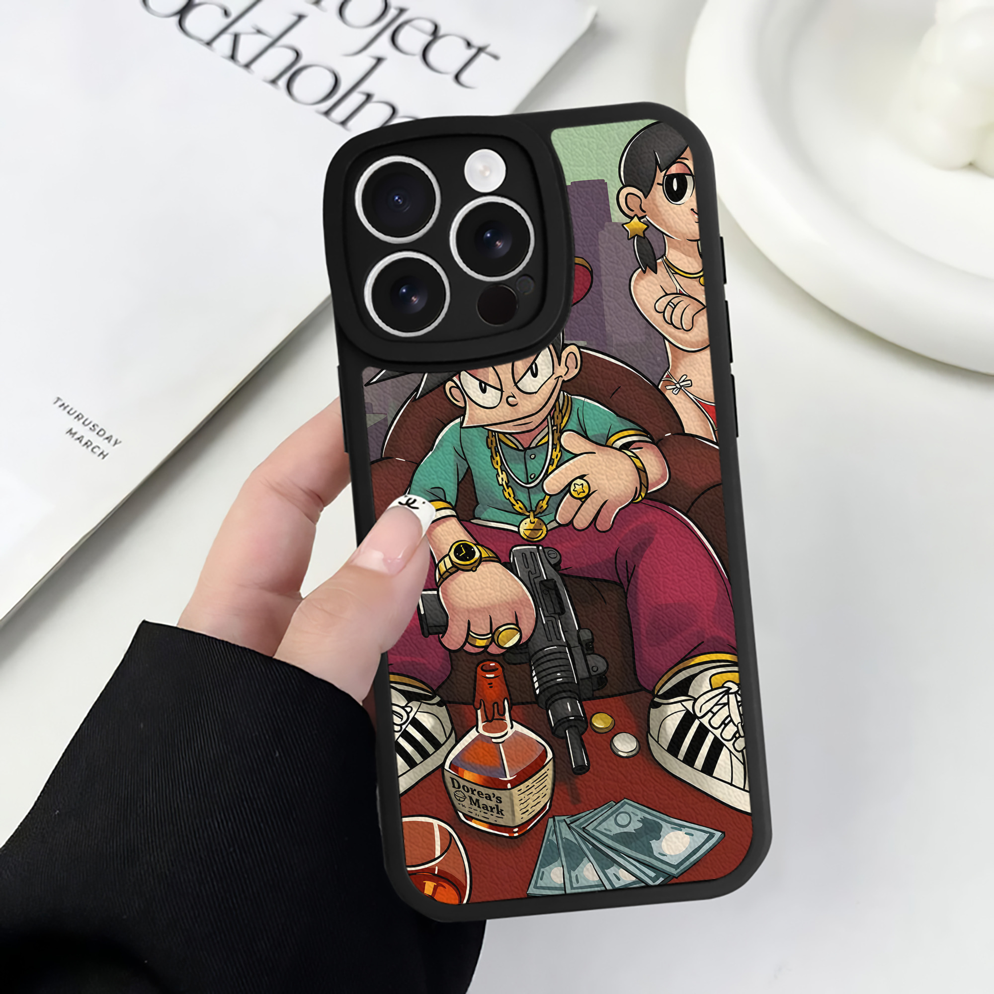 （画像用） ドラえもん Doraemon 【iPhone 16シリーズ対応】シリコンスマホケース（レザー調） 材質：シリコン
